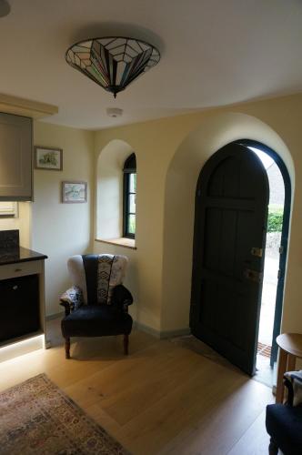 Gatekeepers Lodge, Dyrham Park - Private & Self Contained, deluxe accommodation, 15 mins from Bath in Hinton