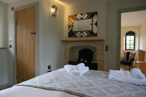 Gatekeepers Lodge, Dyrham Park - Private & Self Contained, deluxe accommodation, 15 mins from Bath in Hinton