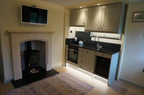 Gatekeepers Lodge, Dyrham Park - Private & Self Contained, deluxe accommodation, 15 mins from Bath in Hinton