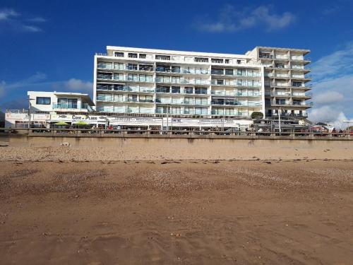 Résidence La Garenne à La Grande Plage, vue mer, piscine et parking privé, 6 personnes