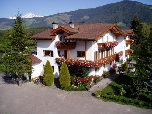 3 bedrooms, 7 beds