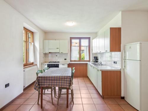 Modern Apartment with Swimming Pool near Ski Area in Caldes - image 4