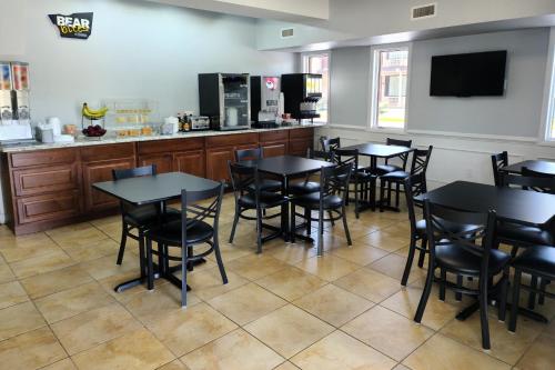 อาหารและเครื่องดื่ม, ทราเวลลอดจ์ บาย วินด์แฮม วิลเลียมส์เบิร์ก โคโลเนียล แอเรีย (Travelodge by Wyndham Williamsburg Colonial Area) in วิลเลียมสเบิร์ก (VA)