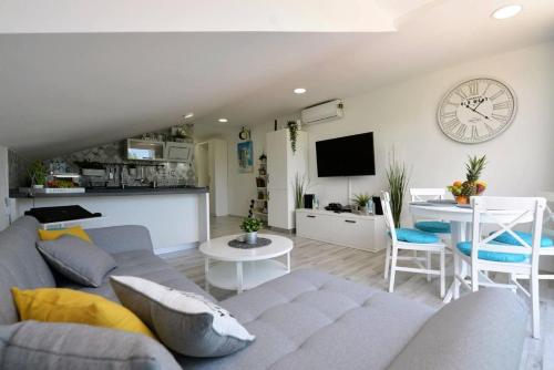 Apartments by the sea Murter - 18306