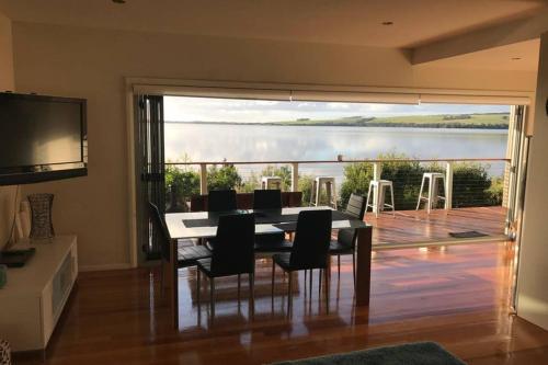 . Amazing Ansons Bay Absolute Waterfront Beach House