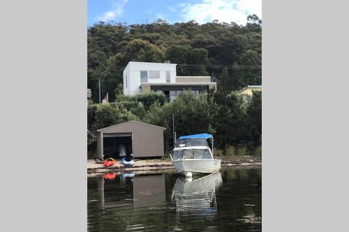 Amazing Ansons Bay Absolute Waterfront Beach House