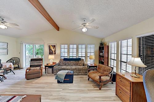 Bayside Getaway: Pools Tennis Golf Private Dock home - image 10
