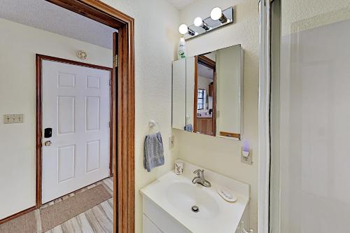 Bayside Getaway: Pools Tennis Golf Private Dock home - image 12