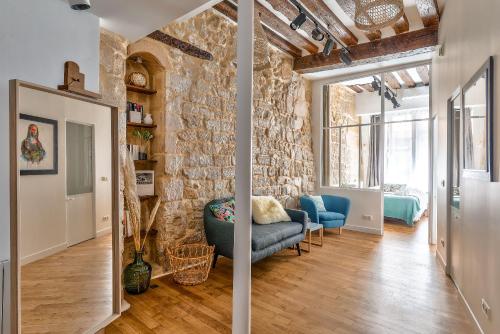 New Stunning 4 Bdrs Apt, With AC – Le Marais, Paris