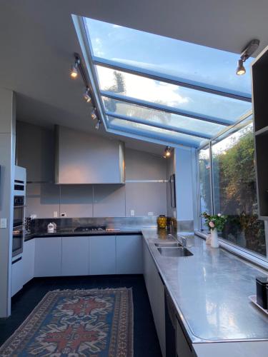 Maison Blue - Chic Inner City Townhouse