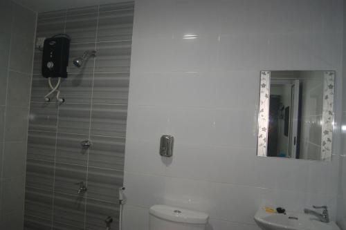 Bathroom, HOTEL SHAFURA 2 in Chukai