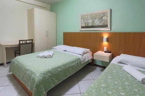 1 double bed, 1 twin bed