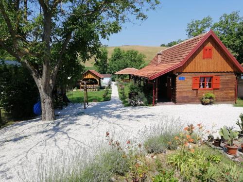Pod orehom drvena kuća i sauna