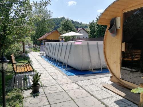 Pod orehom drvena kuća i sauna (Pod orehom drvena kuca i sauna) in กราปินา