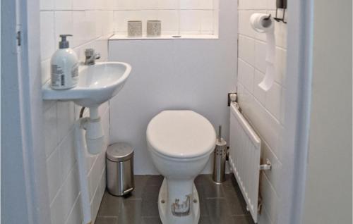 Bathroom, Beautiful home in Oostmahorn with 3 Bedrooms and WiFi in Dongeradeel