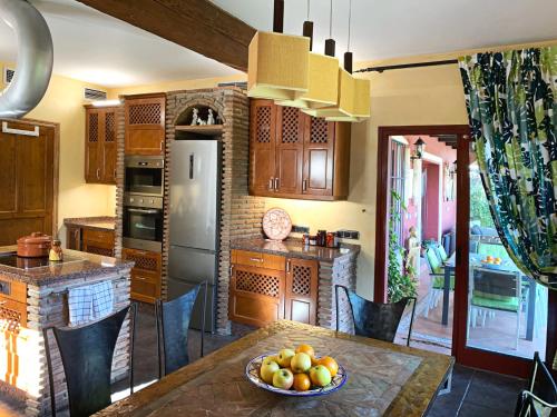 VILLA NABRISA MARBELLA 5 BEDROOM PRIVATE POOL GARDEN BBQ - image 3