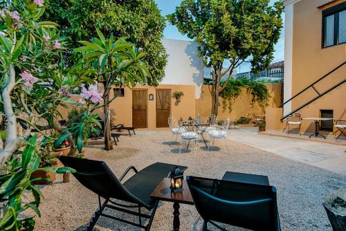 Double Room with Garden View image 9
