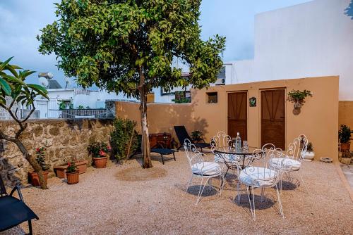 Double Room with Garden View image 8