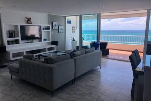 Spectacular Beach front PH 2 Level-3bd-2.5 bath - image 3