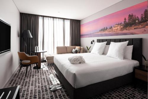 Deluxe King Room image 2