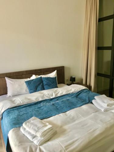 1 queen bed, 1 sofa bed