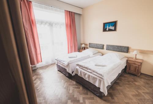 2 twin beds