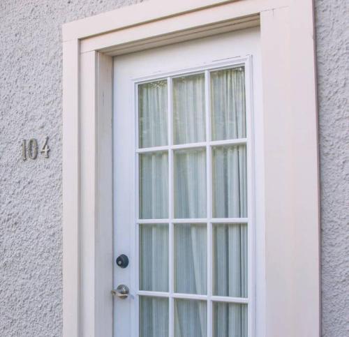 Dragonfly Cottage 1 of 5 listings downtown - image 2