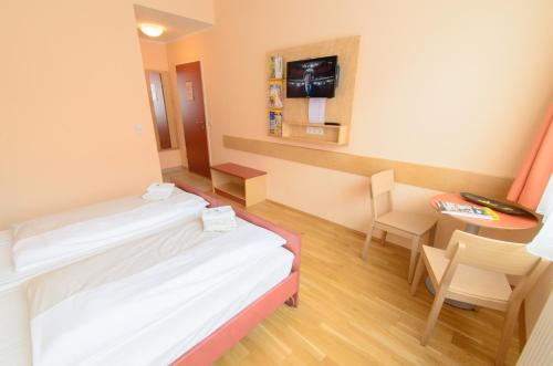 2 twin beds