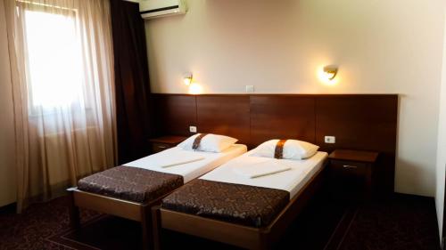 Standard Twin Room image 8