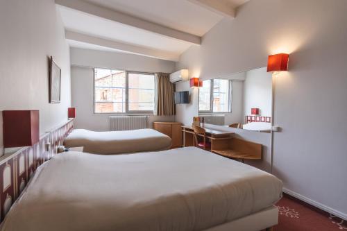 Hotel Ours Blanc - Place Victor Hugo in Toulouse City Center