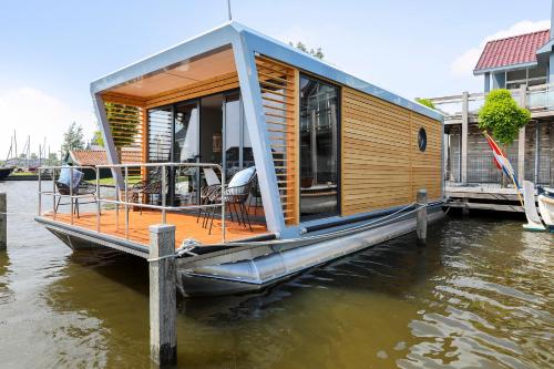 Luxe Houseboat Skoft