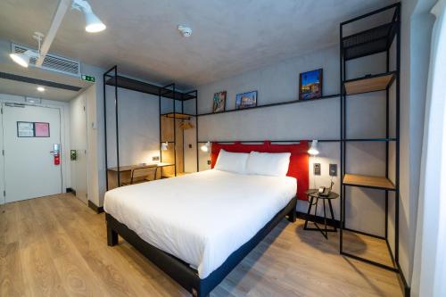 Superior Queen Room with Balcony image 2