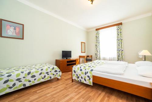 1 queen bed, 1 twin bed