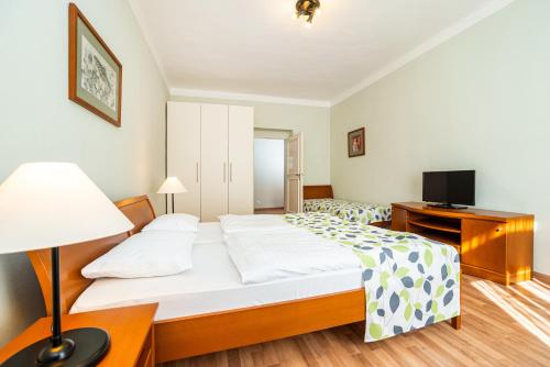 One-Bedroom Triple Apartment image 7
