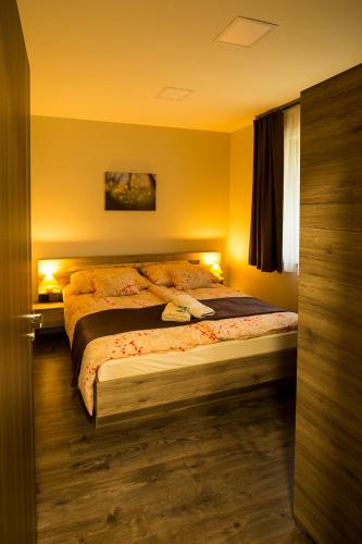 2 bedrooms, 5 beds