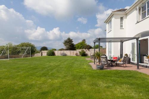 Sleeps 11 Large stunning luxury home close to Worcester & Malvern with hot tub, Summer pool orchard  in Powick
