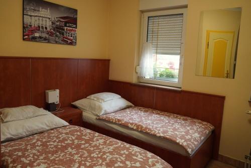 2 twin beds