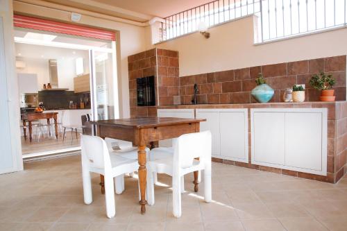 Balcony/terrace, La MaGiA di Villa in Cerodolo