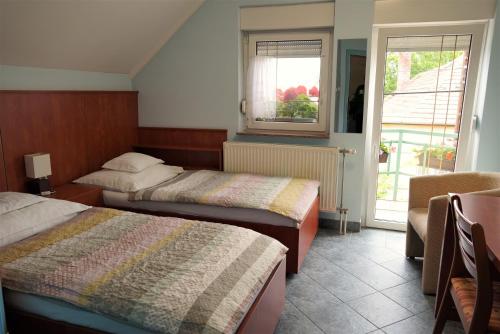 2 twin beds