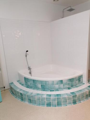 Fürdőszoba, CAHORS SUD : Maison quercynoise avec vue sur place du village in Castelnau-Montratier