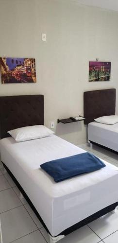 2 twin beds