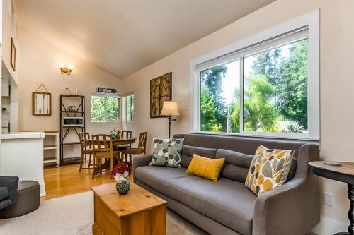 Cottage by the Bay - image 9
