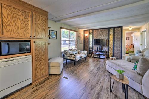 Murray Getaway with Deck Near Fishing and Boating! in Murray, USA