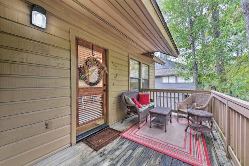 Cozy Woodlands Townhome with Deck Near Market Street in The Woodlands, USA