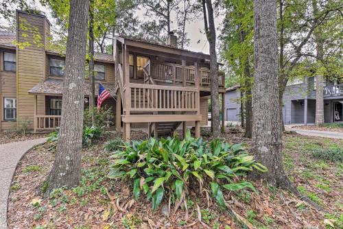 Cozy Woodlands Townhome with Deck Near Market Street in The Woodlands, USA