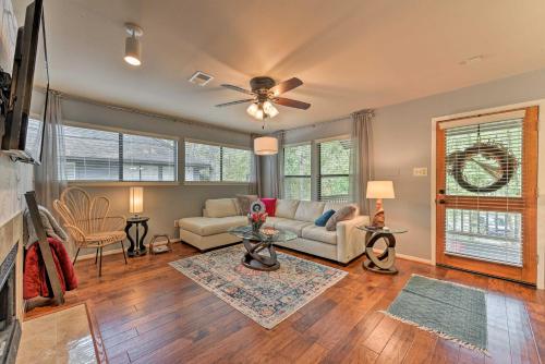 Cozy Woodlands Townhome with Deck Near Market Street in The Woodlands, USA