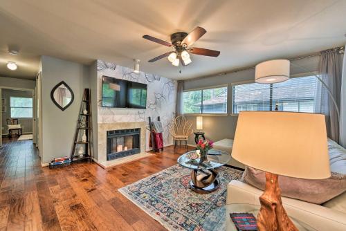 Cozy Woodlands Townhome with Deck Near Market Street in The Woodlands, USA