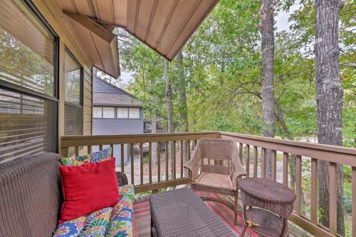 Cozy Woodlands Townhome with Deck Near Market Street in The Woodlands, USA