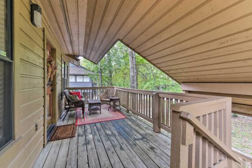 Cozy Woodlands Townhome with Deck Near Market Street in The Woodlands, USA