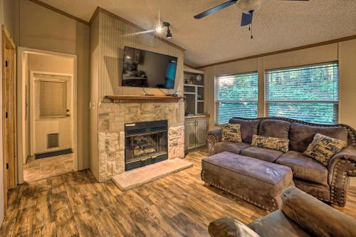 Broken Bow Oasis Hot Tub, Fire Pit and Patio in Broken Bow, USA